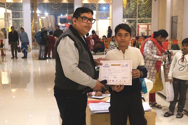 सम्मानित करते मेला सह संयोजक