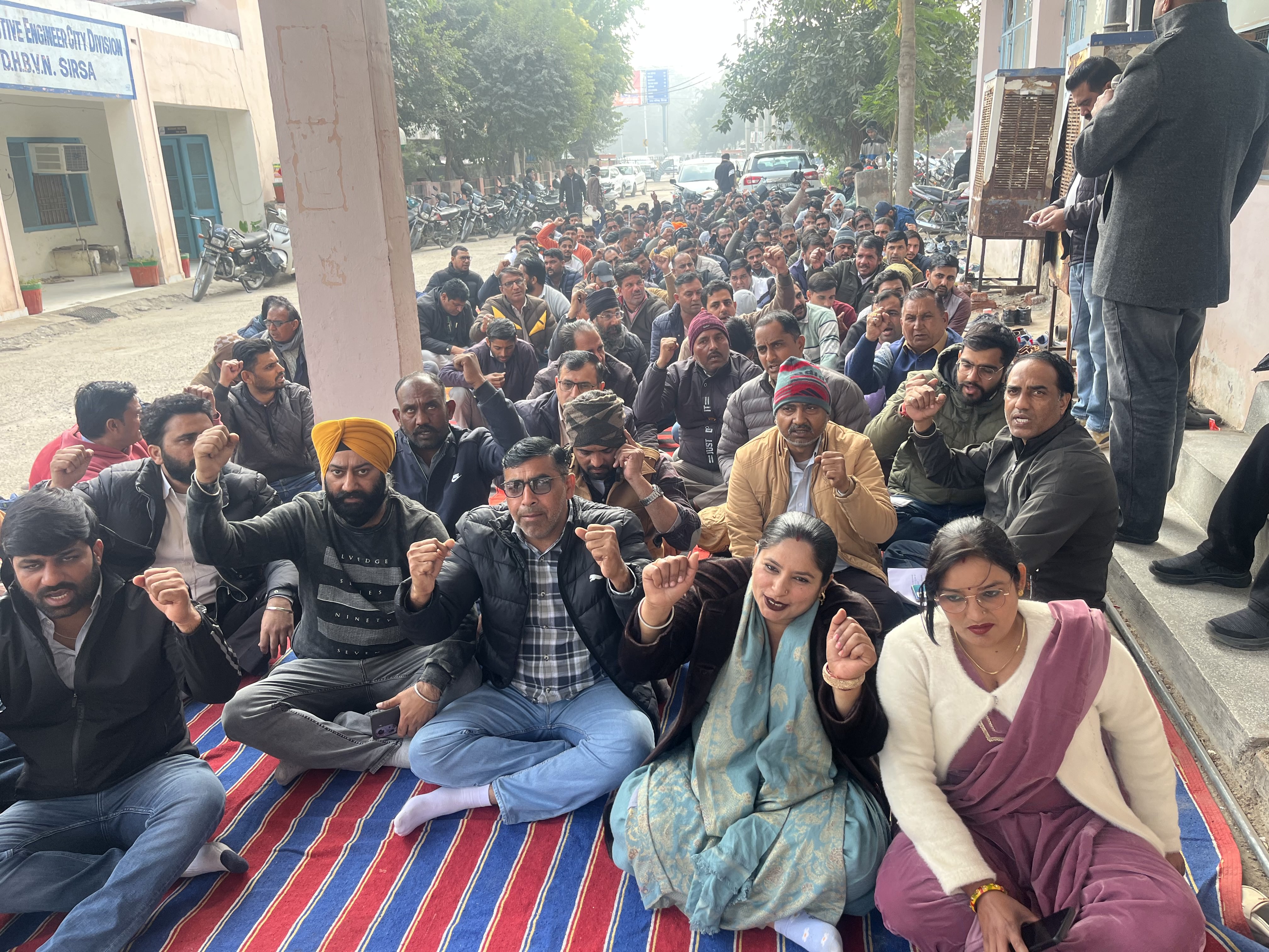 स्थानांतरण नीति के विरोध में धरना देते बिजली कर्मचारी। स्थानांतरण नीति के विरोध में धरना देते बिजली कर्मचारी।