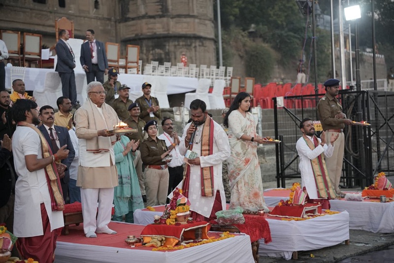 मप्रः राज्यपाल पटेल ने महेश्वर के अहिल्या घाट पर की माँ नर्मदा आरती