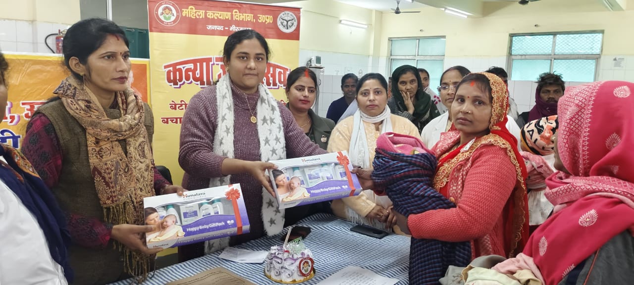 नवजात बच्चियों के अभिभावकों को बेबी किट वितरित करती महिला चिकित्सालय की प्रभारी डॉ. वंदना मौर्य