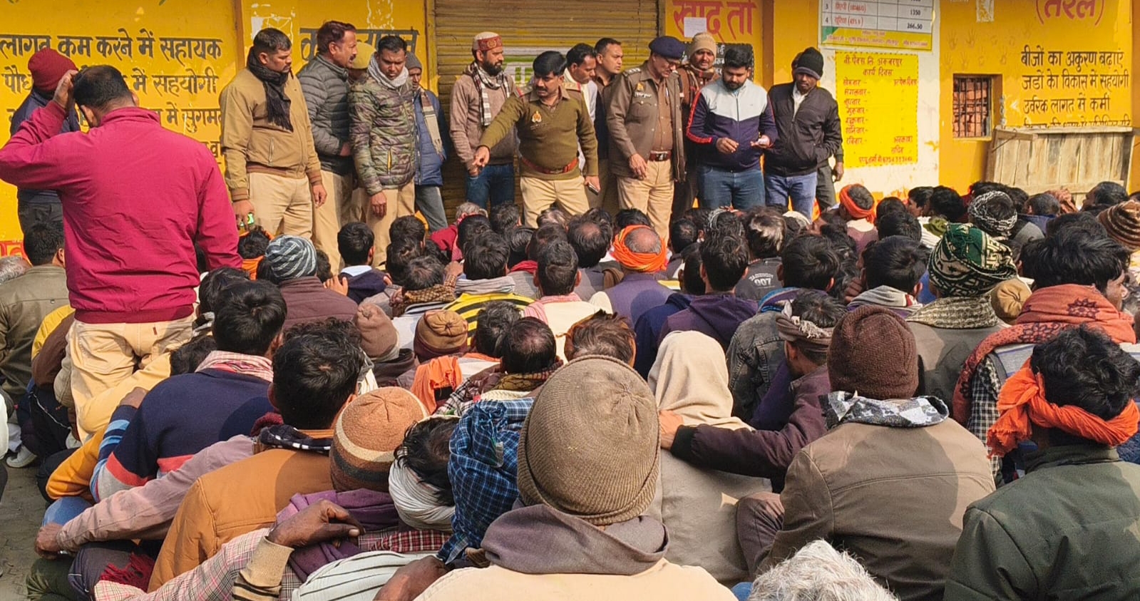 किसानों को समझाते सीओ व कोतवाल