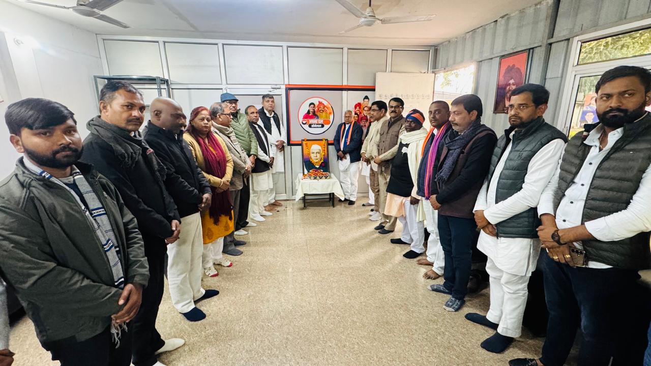अपना दल (एस) के नेता चौधरी चरण सिंह की जयंती मनाते हुए। अपना दल (एस) के नेता चौधरी चरण सिंह की जयंती मनाते हुए।