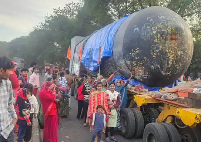 दुनिया का सबसे बड़ा 210 टन वजनी शिवलिंग दुनिया का सबसे बड़ा 210 टन वजनी शिवलिंग