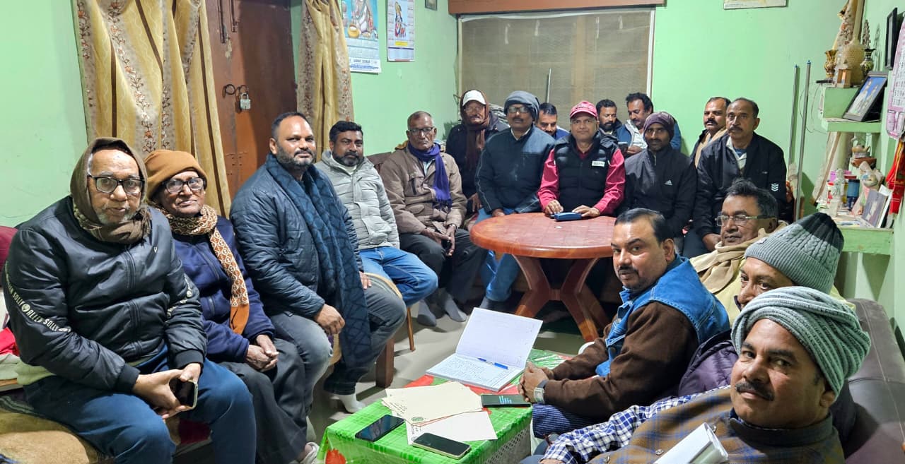 बैठक में शामिल समिति के अध्यक्ष सहित अन्य बैठक में शामिल समिति के अध्यक्ष सहित अन्य