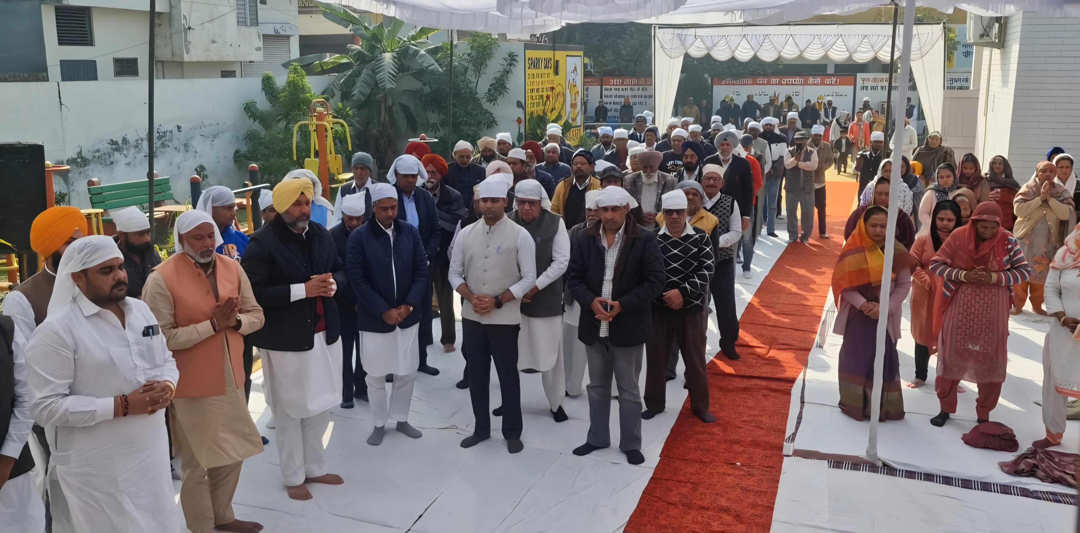 डबवाली अग्रिकांड स्मारक पर दिवंगत आत्माओं को श्रद्धांजलि देते लोग.