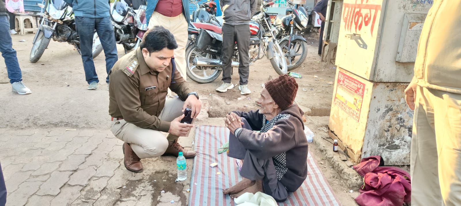 दतिया में मानवीय संवेदना की मिसाल बने टीआई मिश्रा, गाड़ी में बैठाकर ले गए अस्पताल दतिया में मानवीय संवेदना की मिसाल बने टीआई मिश्रा, गाड़ी में बैठाकर ले गए अस्पताल
