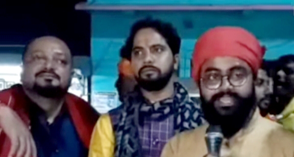 दांतान में बजरंग दल की सम्बोधन करते युवक