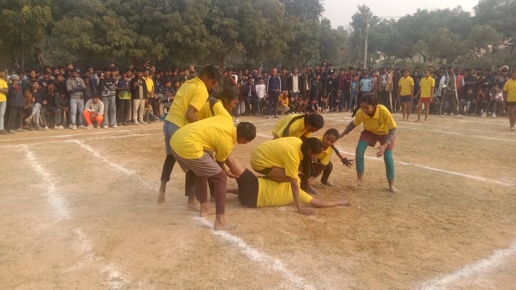 खेल प्रतियोगिता में प्रतिभाग करते जनजातीय छात्र।
