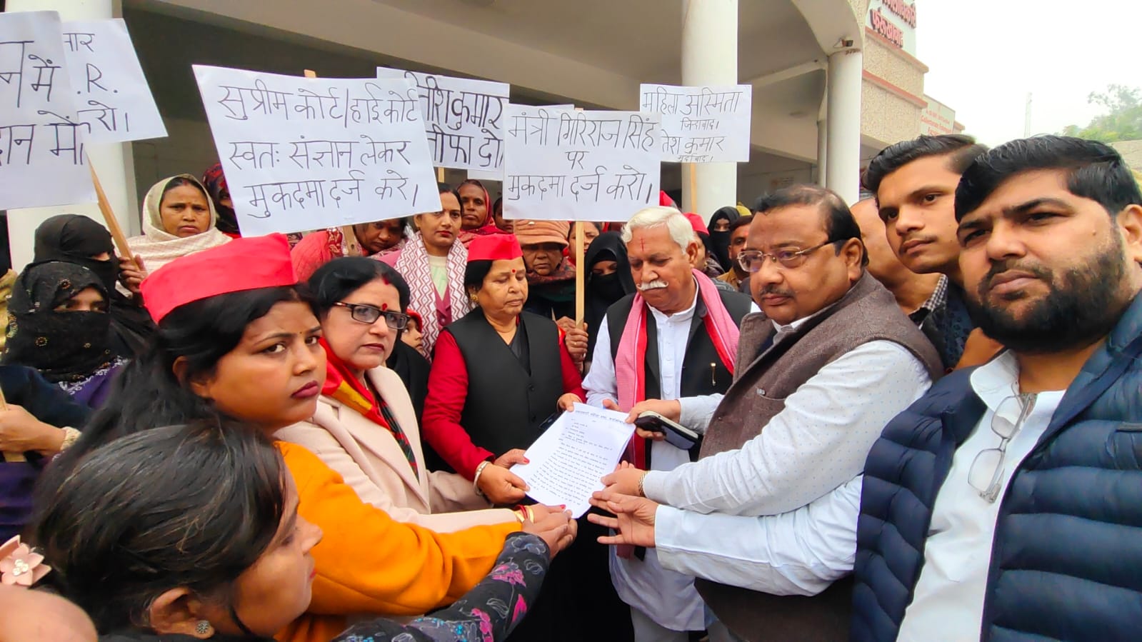 नगर मजिस्ट्रेट को ज्ञापन देती महिलाएं