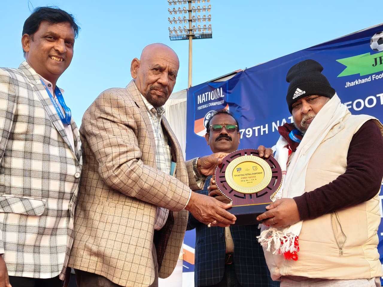 कार्यक्रम में शामिल सु्प्रियो भट्टाचार्य सहित अन्य की तस्वीर कार्यक्रम में शामिल सु्प्रियो भट्टाचार्य सहित अन्य की तस्वीर