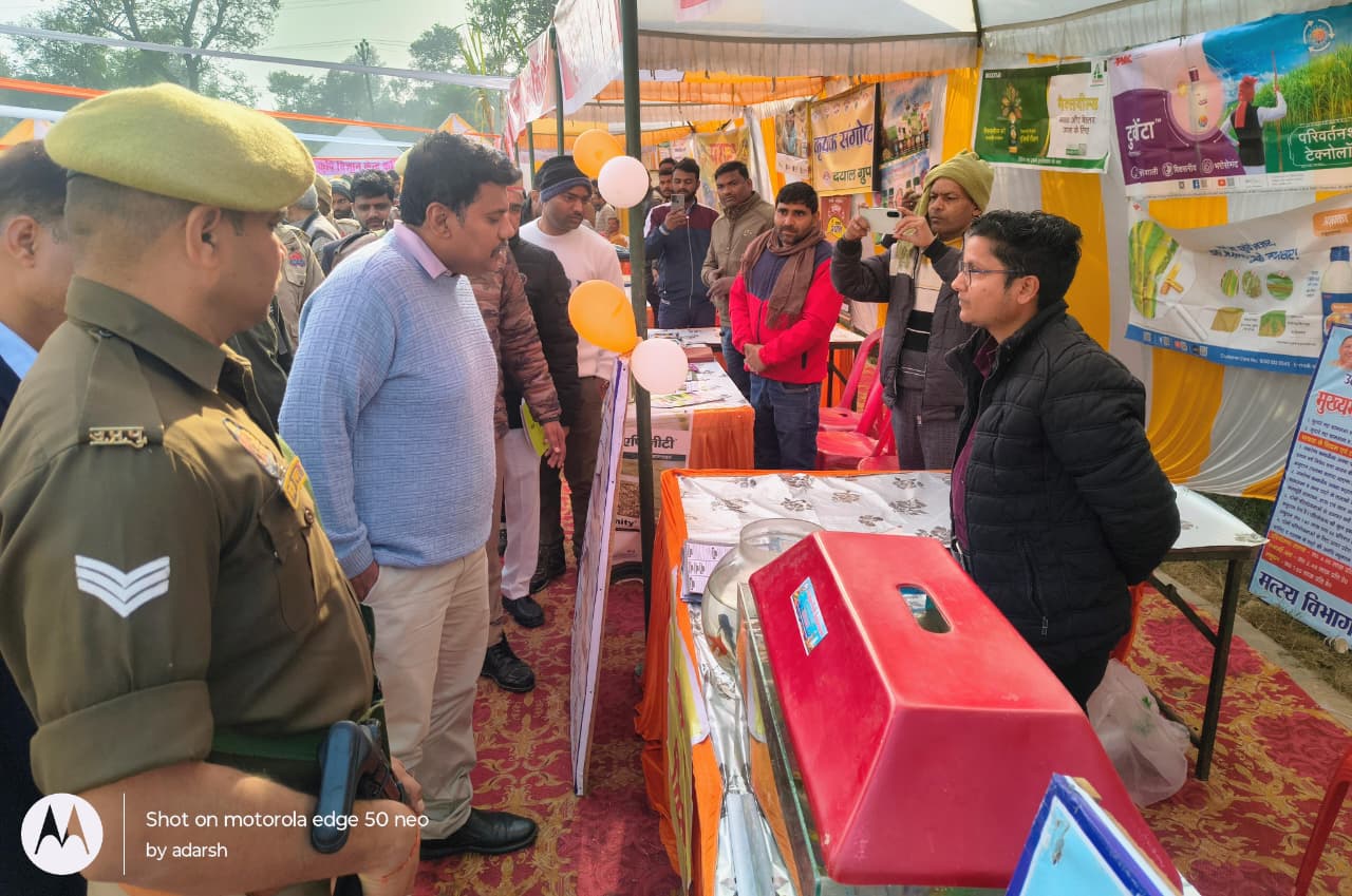 विभिन्न स्टालों पर जानकारी लेते जिलाधिकारी