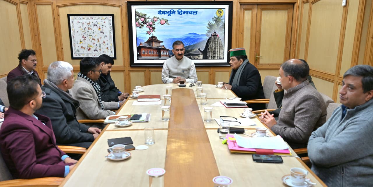 मुख्यमंत्री बैठक लेते हुए