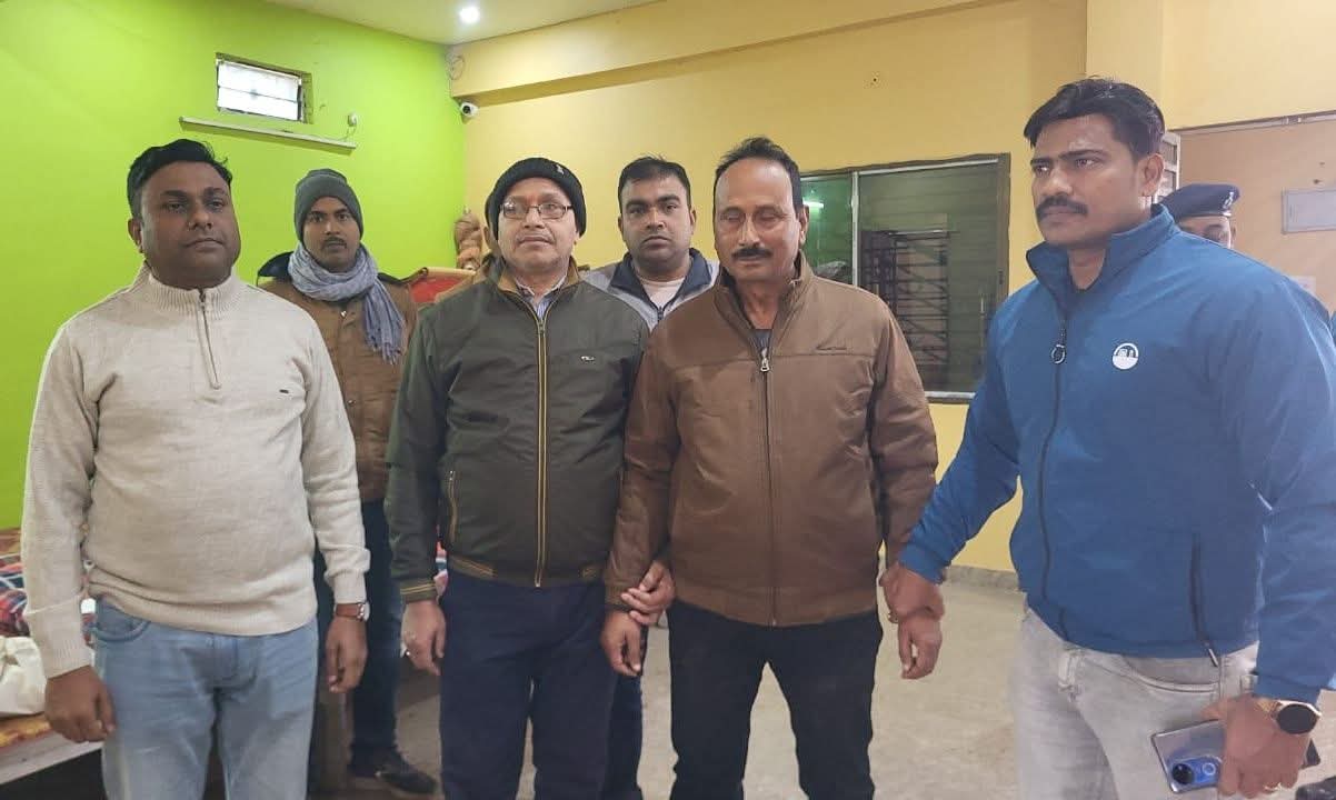 निगरानी की टीम द्वारा गिरफ्तार एसआई, घूस की रकम के साथ निगरानी की टीम द्वारा गिरफ्तार एसआई, घूस की रकम के साथ