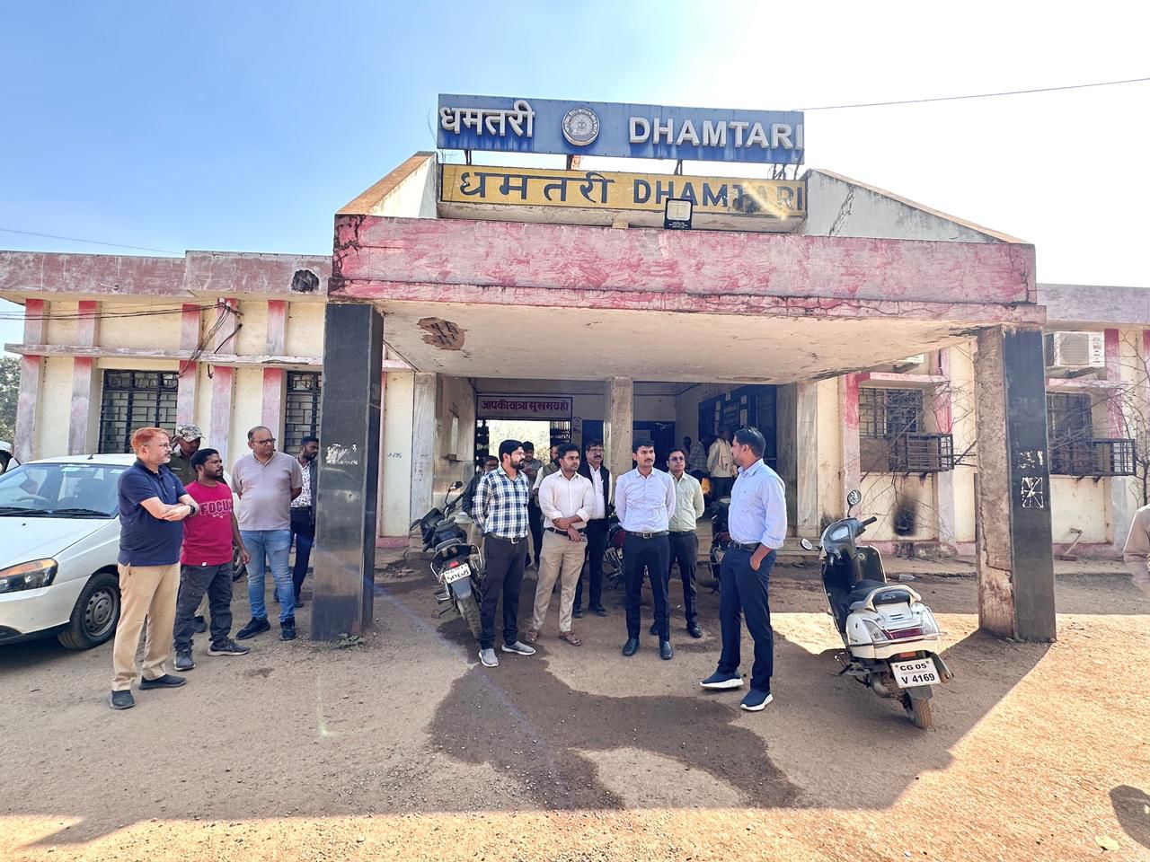 रेलवे स्टेशन का निरीक्षण करते हुए कलेक्टर अबिनाश मिश्रा। रेलवे स्टेशन का निरीक्षण करते हुए कलेक्टर अबिनाश मिश्रा।