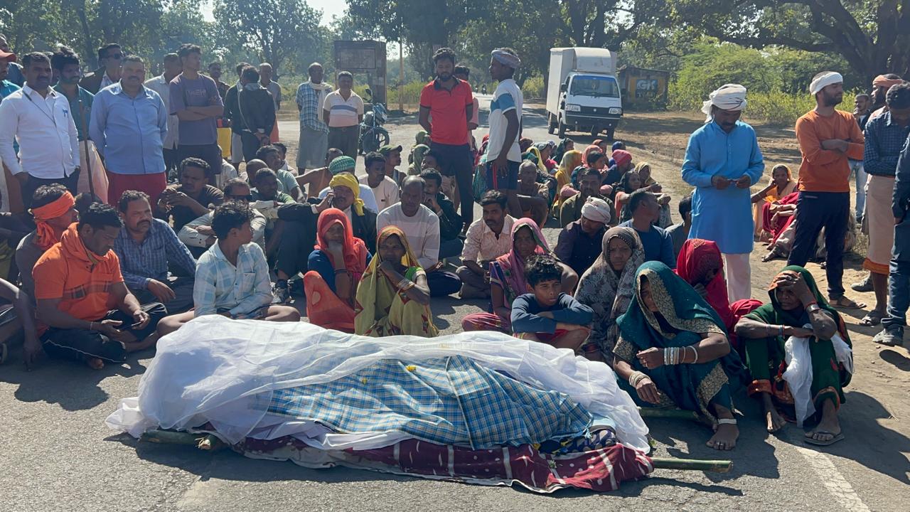 शव रख चक्का जाम करते परिजन और ग्रामीणों ने सड़क में
