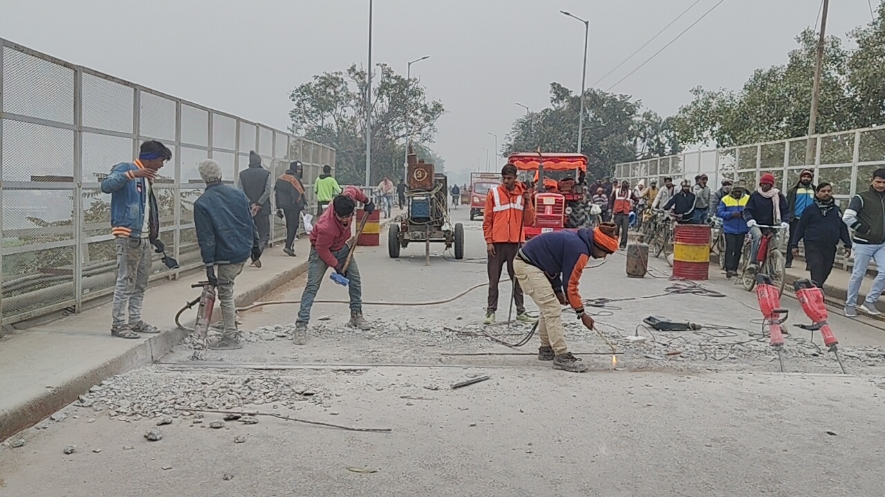 राजघाट पुल पर मरम्मत कार्य