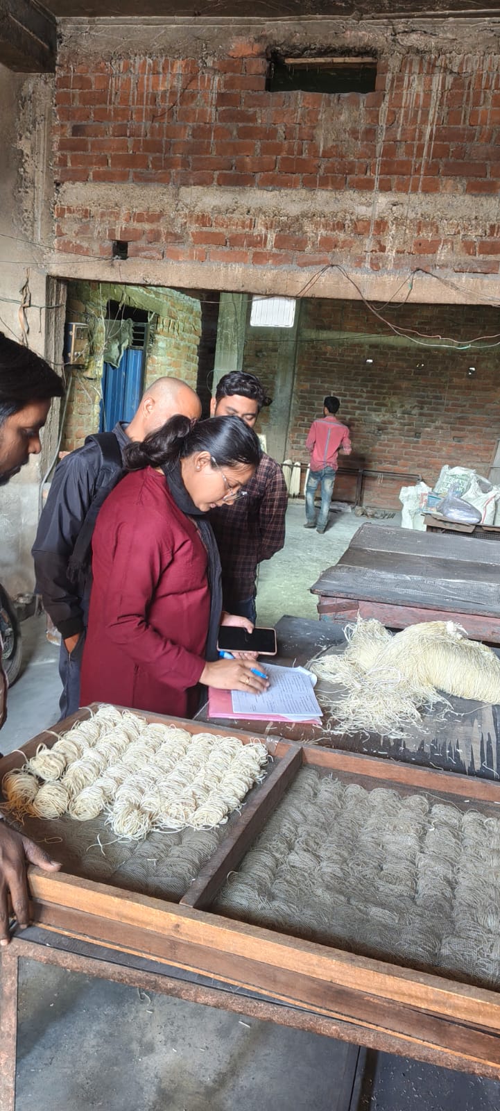 जांच करते अधिकारी जांच करते अधिकारी