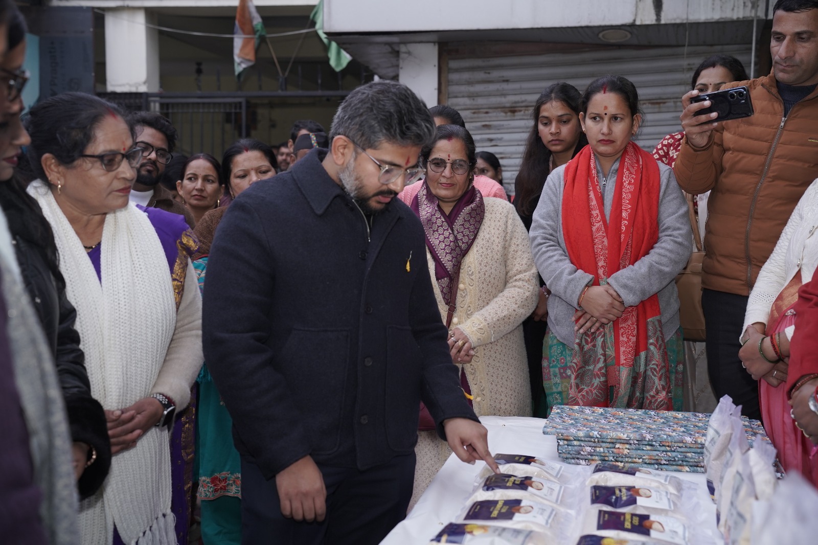स्वयंसेवी संस्थाओं के स्टाल का निरीक्षण करते अधिकारी। स्वयंसेवी संस्थाओं के स्टाल का निरीक्षण करते अधिकारी।