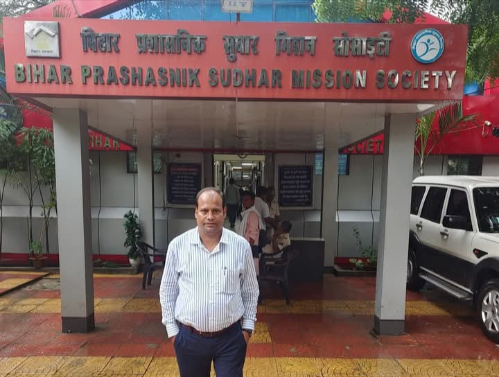 जानकारी देते चर्चिल