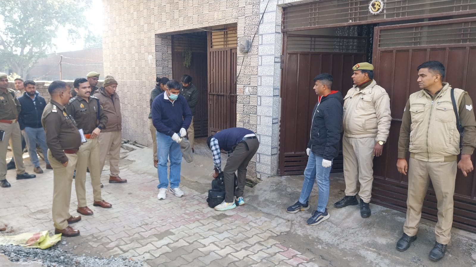 खेकड़ा पुलिस घटना स्थल पर जांच करते हुए
