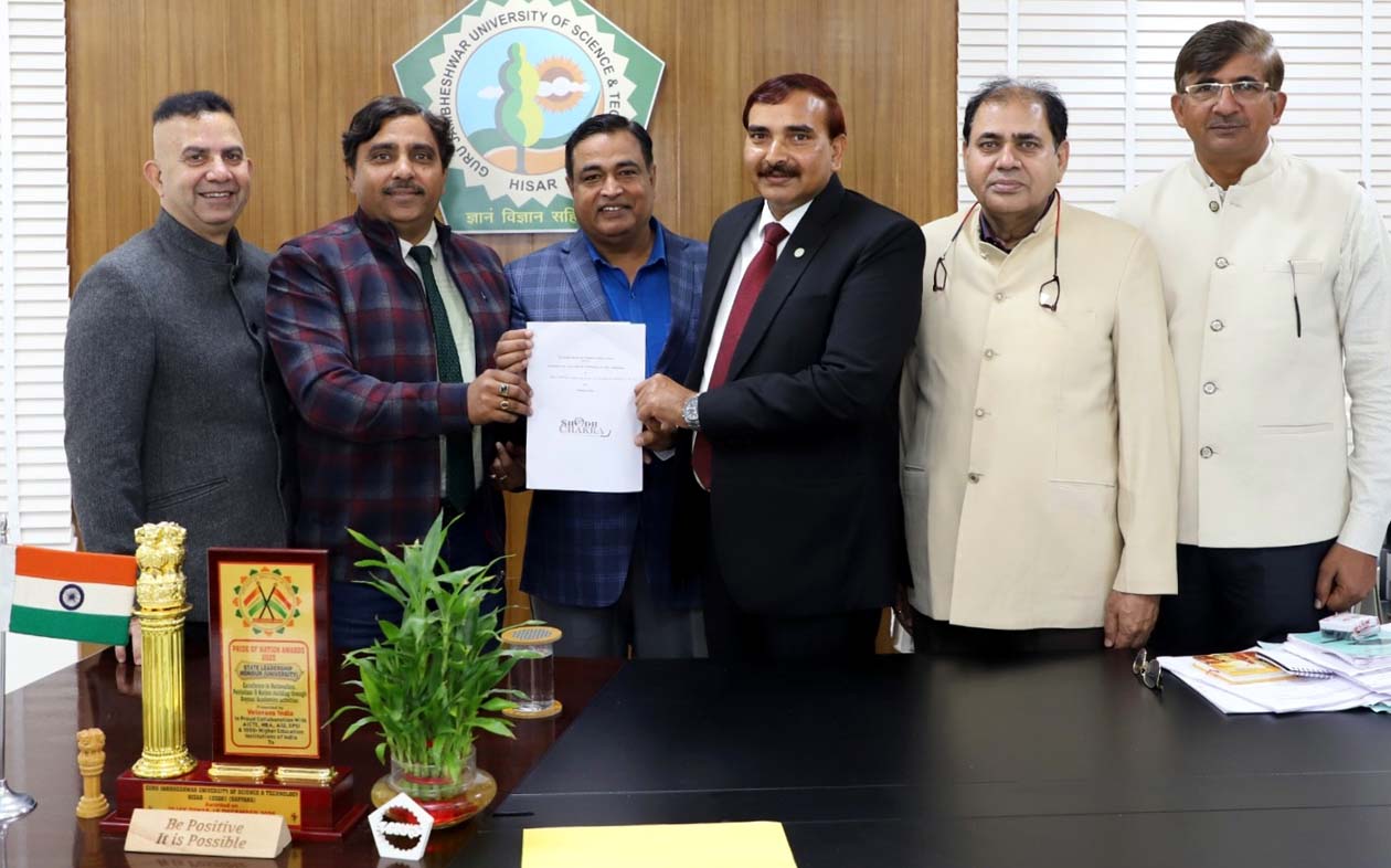 कुलपति नरसी राम बिश्नोई को एमओयू की प्रति सौंपते विश्वविद्यालय पुस्तकायल के पुस्तकालयाध्यक्ष एवं शिक्षक।