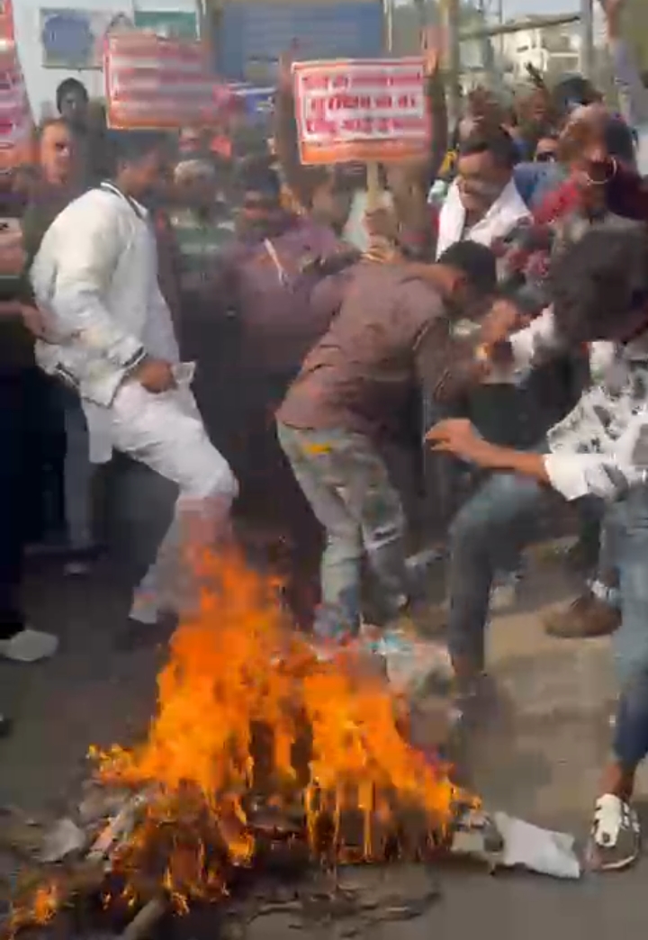 पुतला दहन करते विहिप कार्यकर्ता पुतला दहन करते विहिप कार्यकर्ता