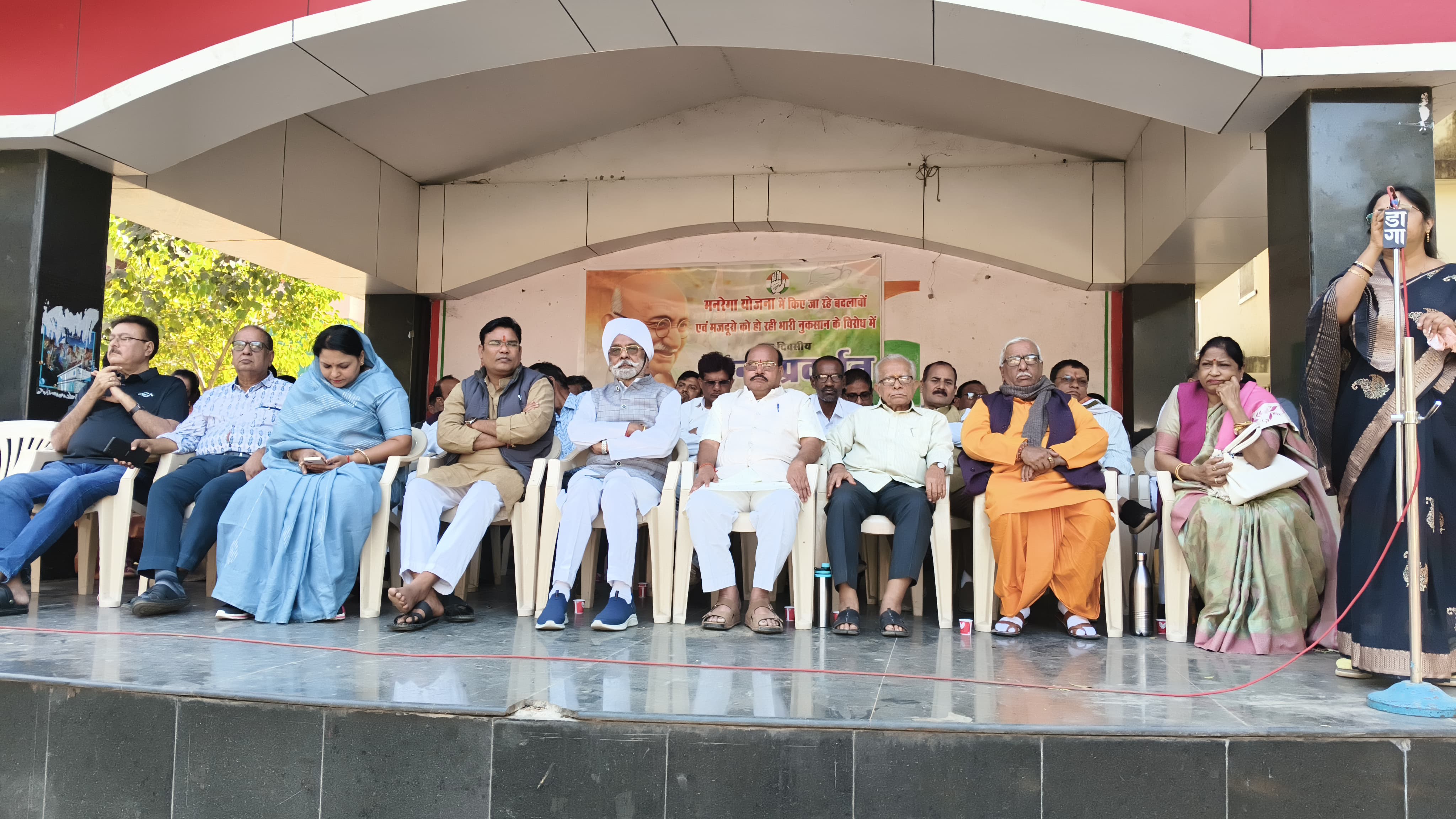गांधी मैदान में प्रदर्शन करते हुए कांग्रेस कार्यकर्ता।