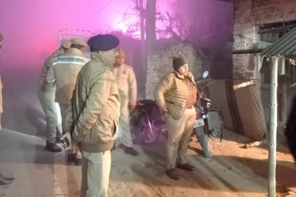 घटनास्थल पर पहुंची पुलिस अधीक्षक की फोटो