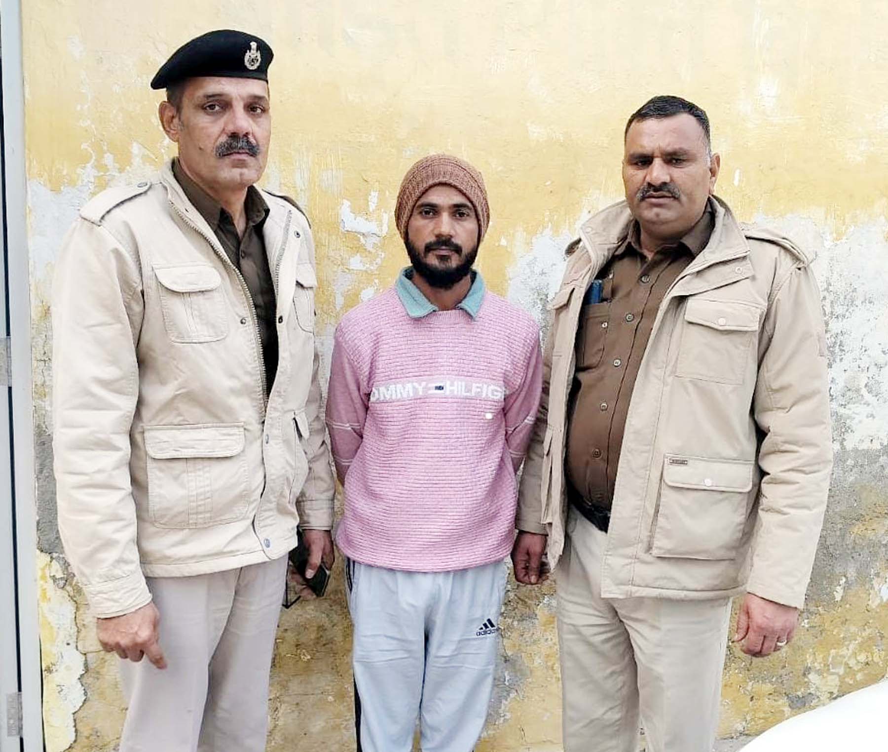 पुलिस की गिरफ्त में एटीएम कार्ड बदलकर रुपये निकालने का आरोपी।
