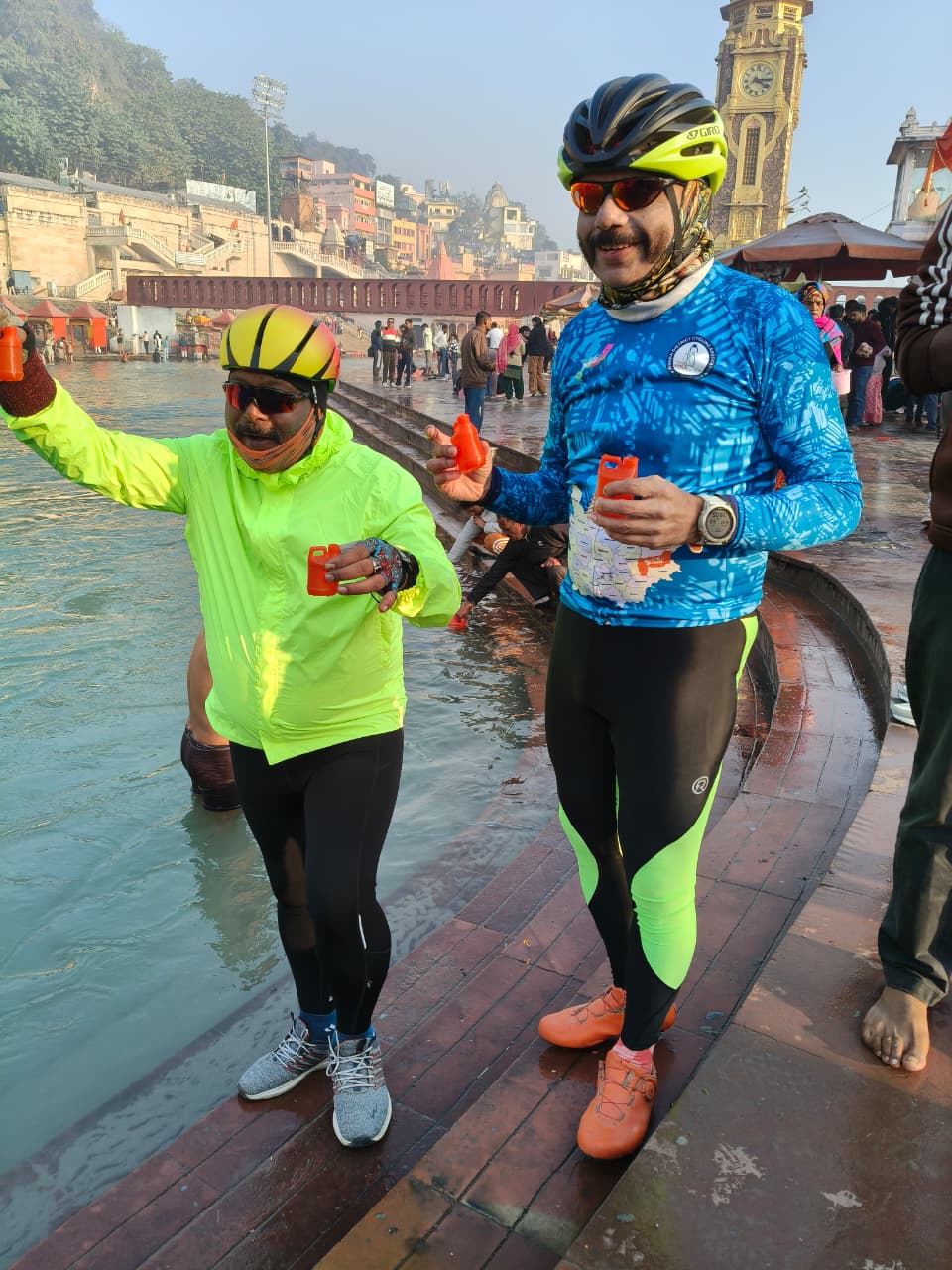 हरिद्वार में जल लेते हुए