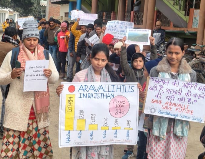 अरावली बचाओ–भविष्य बचाओ” के नारे के साथ ब्रेकथ्रू साइंस सोसाइटी के लोग हाथों में पोस्टर लेकर प्रदर्शन करते हुए प्रदर्शन