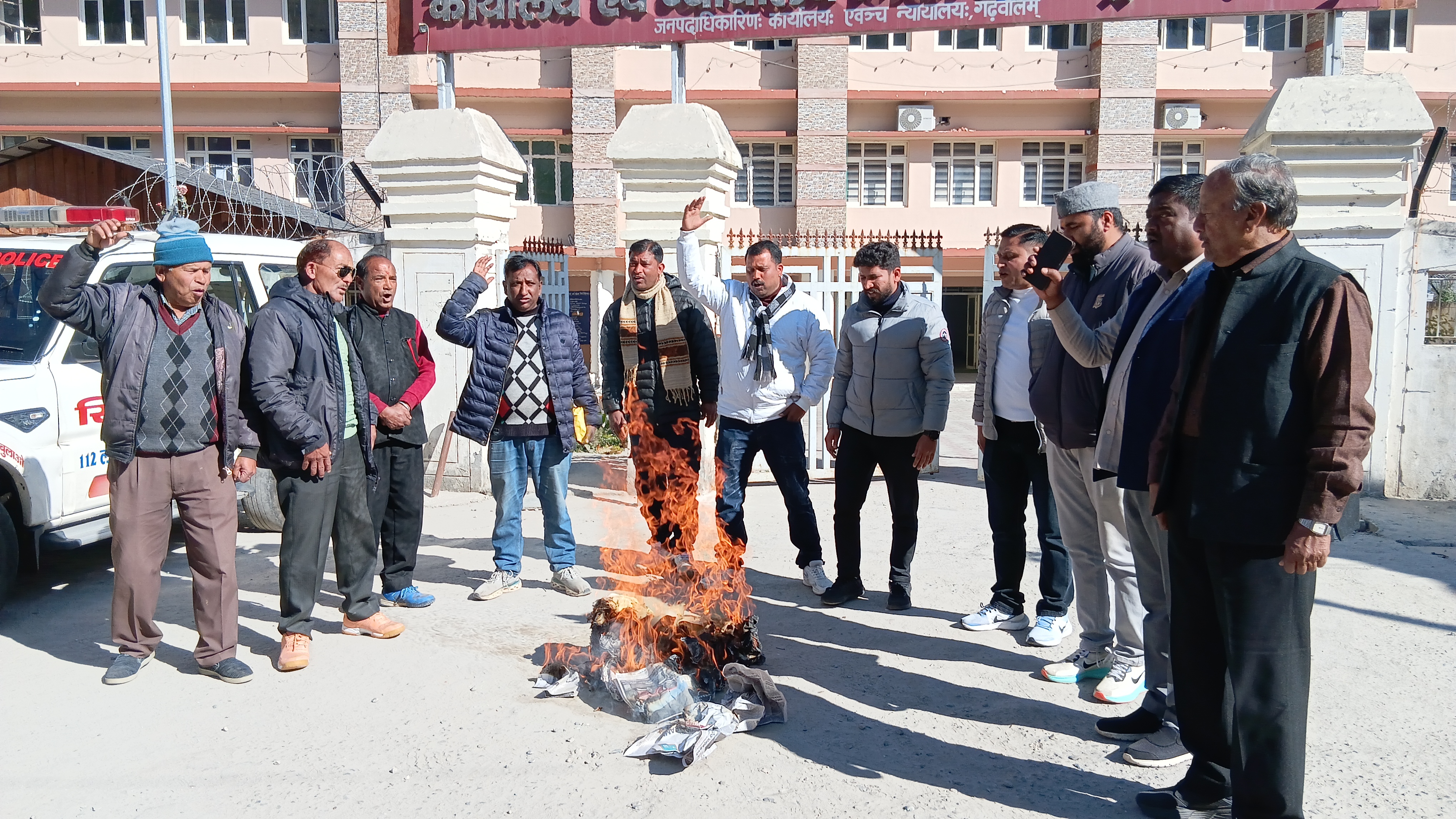 पौड़ी में प्रदर्शन करते कांग्रेस कार्यकर्ता
