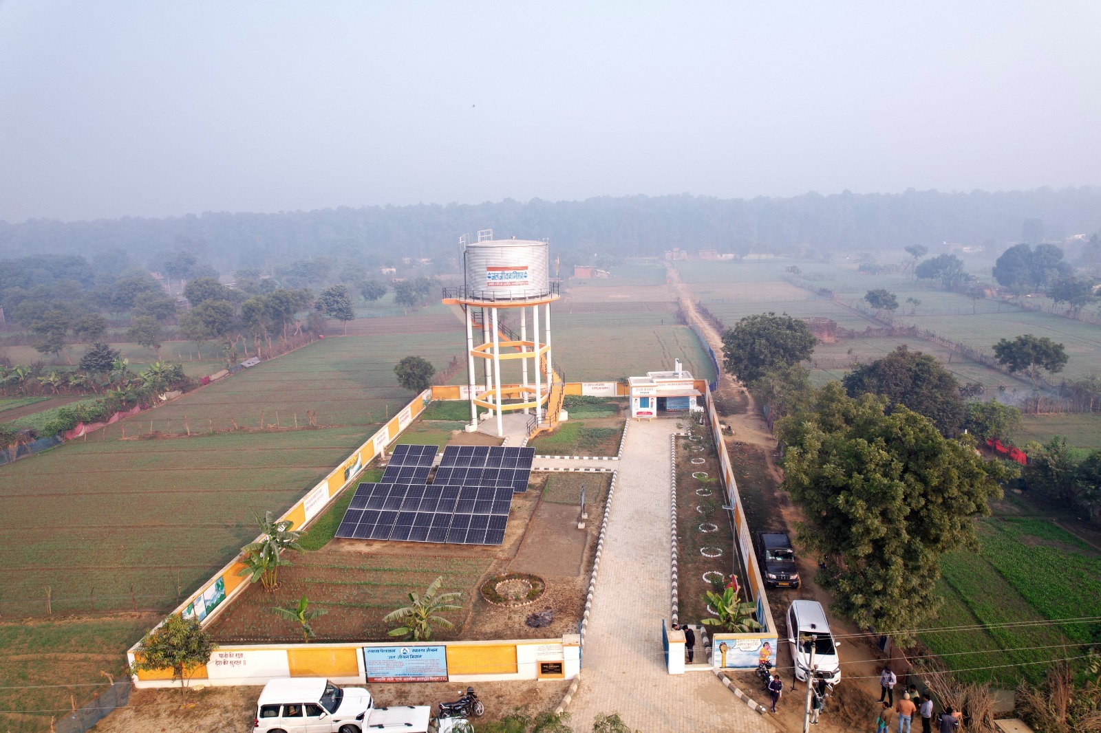 गोरखपुर के आदिवासी बहुल वनटांगिया गांव में जल जीवन मिशन के अंतर्गत हर घर जल अभियान को लेकर बनी पानी की टंकी