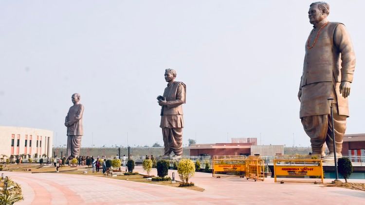 राष्ट्रीय प्रेरणा स्थल पर स्थापित स्व. अटल Biharी वाजपेयी, डॉ. श्यामा प्रसाद मुखर्जी और पं. दीनदयाल उपाध्याय की 65 फीट ऊंची कांस्य मूर्तियां