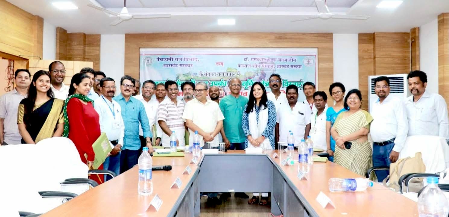 पेसा कानून बनाने वाली टीम के साथ रतन सहित अन्य