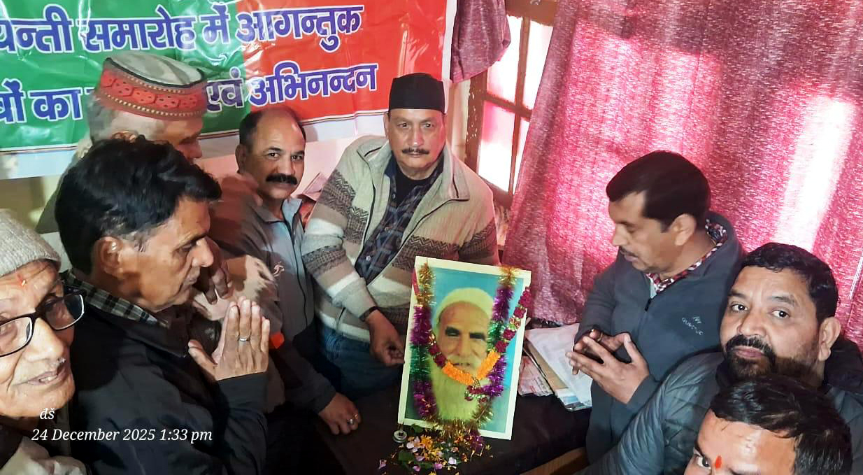 जयंती पर उत्तराखंड के गांधी इंद्रमणि बड़ोनी को पुष्पांजलि अर्पित करते कांग्रेस कार्यकर्ता। जयंती पर उत्तराखंड के गांधी इंद्रमणि बड़ोनी को पुष्पांजलि अर्पित करते कांग्रेस कार्यकर्ता।