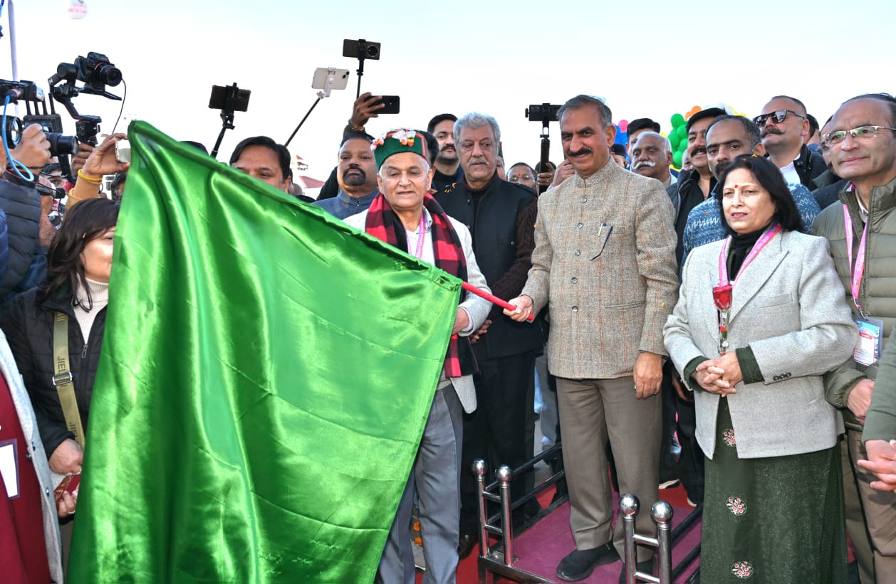 मुख्यमंत्री विंटर कार्निवल की शुरुआत करते मुख्यमंत्री विंटर कार्निवल की शुरुआत करते