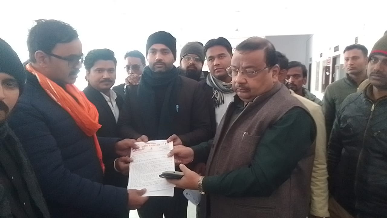 नगर मजिस्ट्रेट को ज्ञापन देते