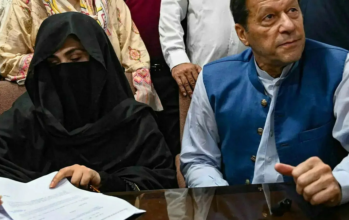 इमरान खान और उनकी पत्नी बुशरा बीबी. फोटो -फाइल