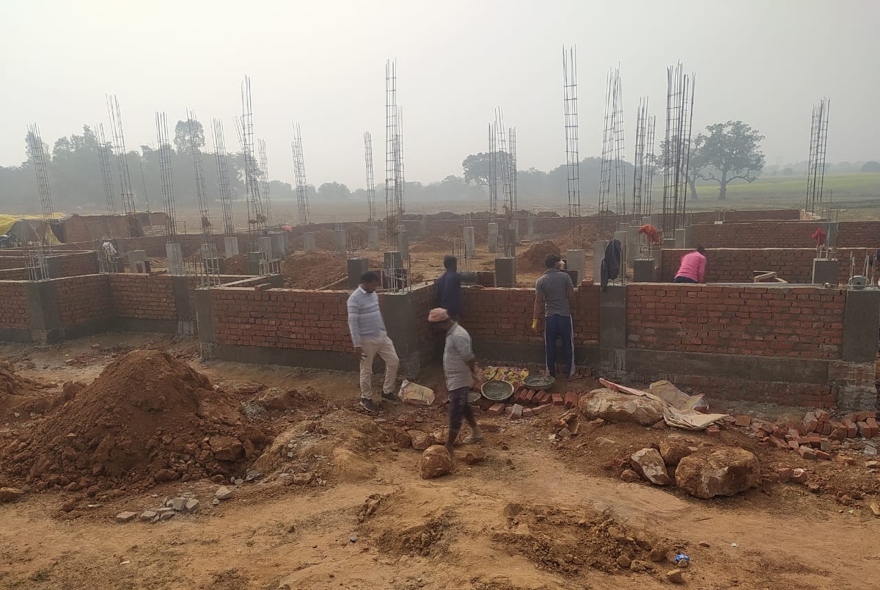 थोथा गांव में राजकीय हाइस्कूल भवन निर्माण का चल रहा कार्य
