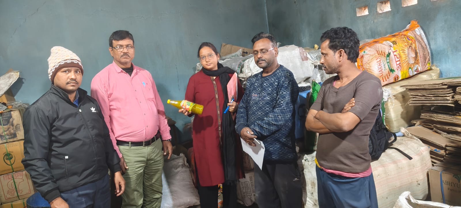 जांच करते अधिकारी जांच करते अधिकारी