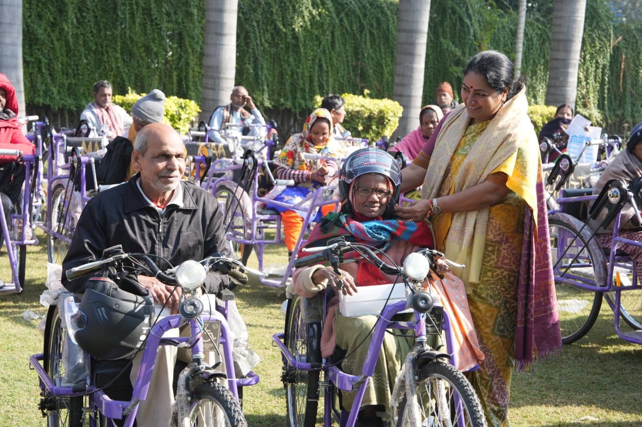 दिलशाह गार्डन के राजीव गांधी अस्पताल/सर्वोदय सेवा कुष्ठ आश्रम में आयोजित ‘दिव्यांग जनों के दिव्य अटल’ कार्यक्रम में प्रतिभाशाली से मुलाकात करती Chief Minister  रेखा गुप्ता