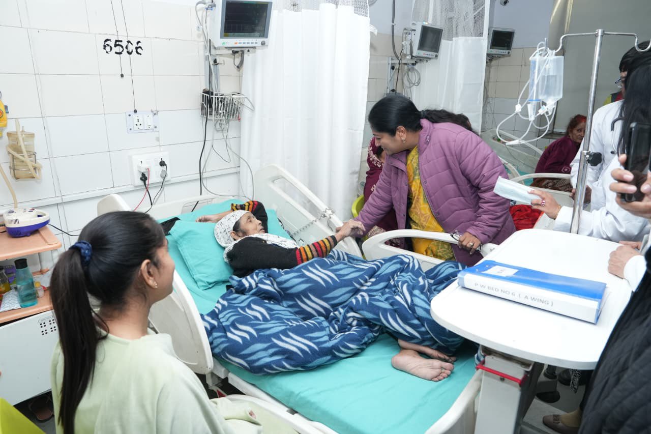 दिलशाद गार्डन स्थित राजीव गांधी सुपर स्पेशियलिटी अस्पताल का निरीक्षण के दौरान मरीजों से बात करती Chief Minister  रेखा गुप्ता