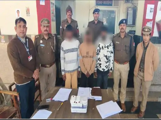 जीआरपी प्रभारी जानकारी देते हुए