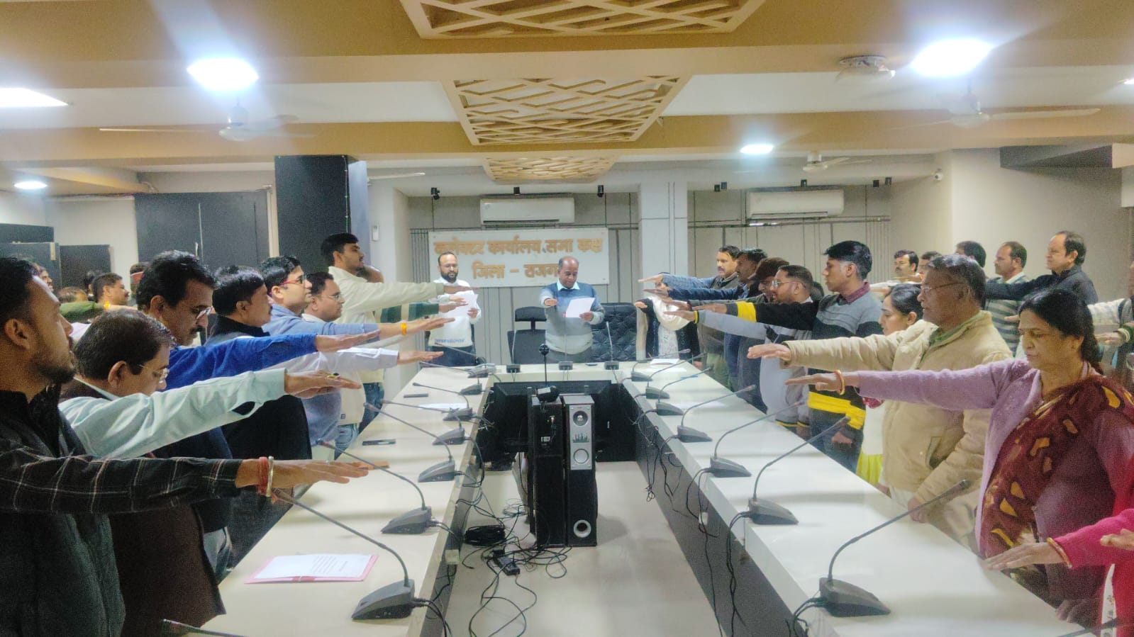 एक दिन पूर्व कलेक्टर ने दिलाई सुशासन की शपथ एक दिन पूर्व कलेक्टर ने दिलाई सुशासन की शपथ