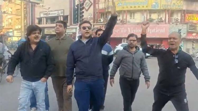 रायपुर ओं दुकानें बंद करवाने निकले सर्व समाज के कार्यकर्ता