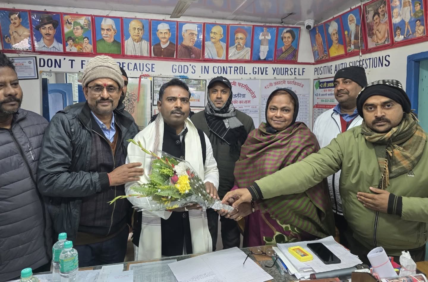 अररिया फोटो:प्रधानाचार्य और शिक्षक विधायक का स्वागत करते