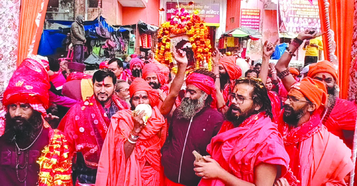 मायादेवी मंदिर से शोभायात्रा निकालते हुए मायादेवी मंदिर से शोभायात्रा निकालते हुए