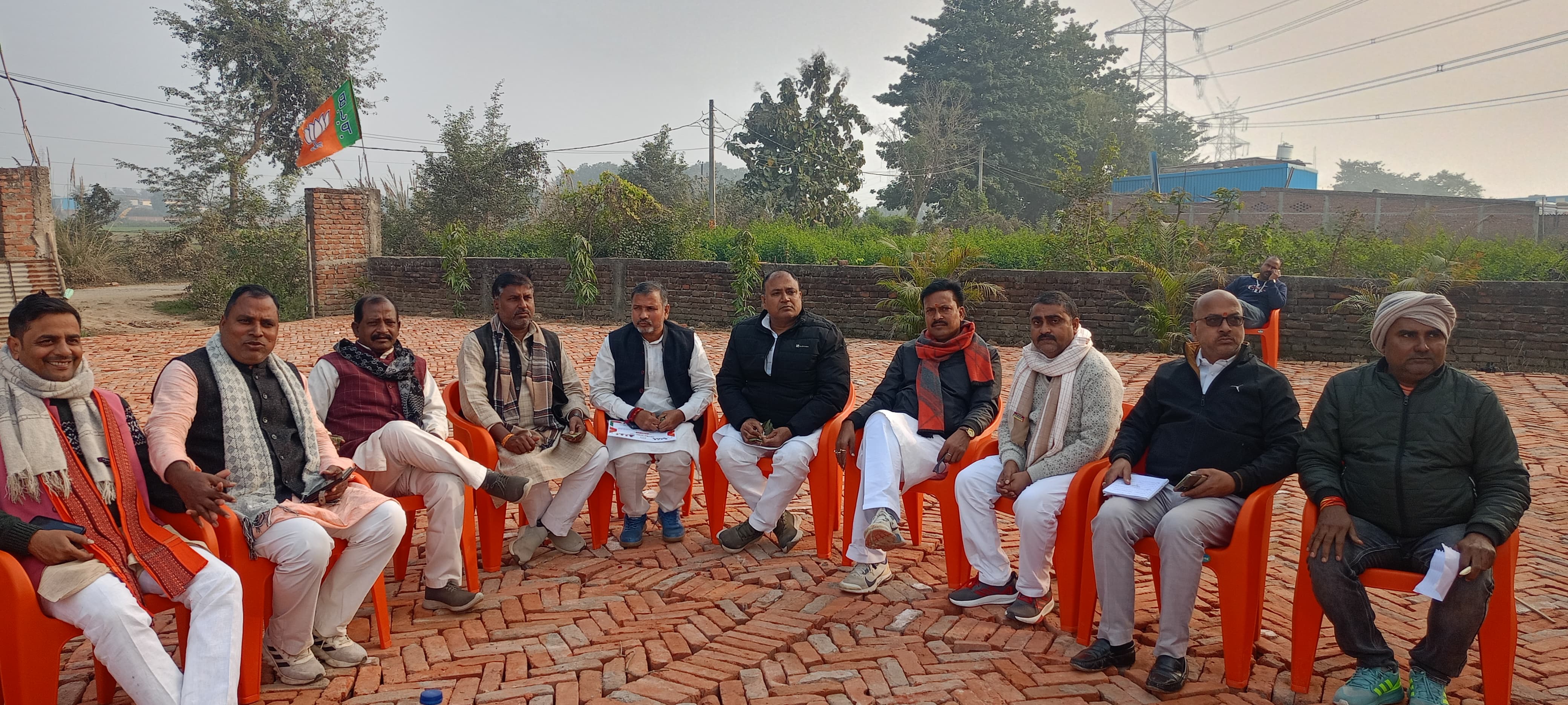 बैठक करते जिलाध्यक्ष