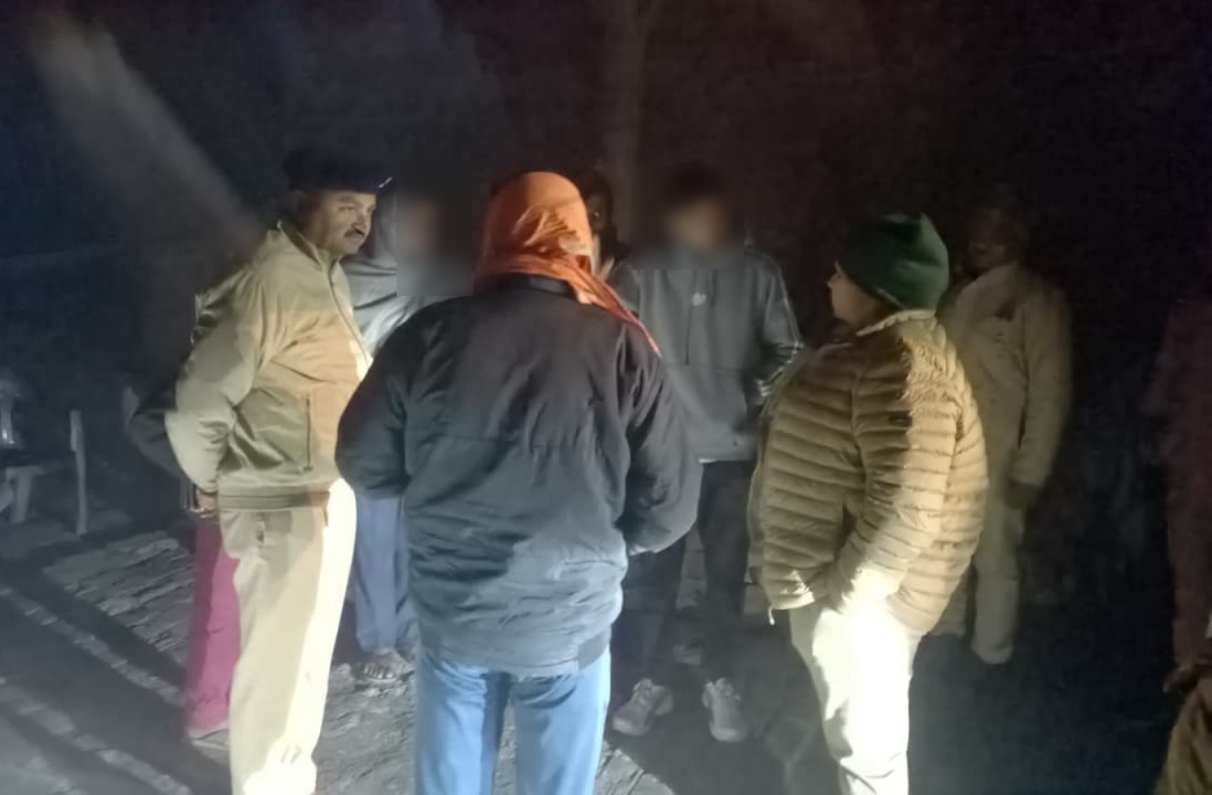 परिजनों से वार्ता करती हुई पुलिस अधीक्षक